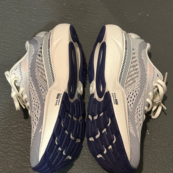 Brooks Adrenaline GTS 24 Women’s Running Sneakers. Like new - Picture 5 of 11